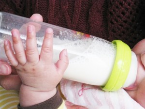 母乳育児のメリット＆デメリットと、ミルクとの併用について